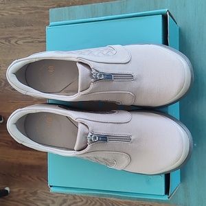 BZees women's loafers-NEW